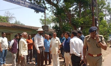 जशपुर:कलेक्टर और एसएसपी ने कल्याण आश्रम धर्मार्थ चिकित्सालय, जिला चिकित्सालय सहित जय स्तंभ चौक का किया निरीक्षण ,आश्रम के नया अस्पताल निर्माण हेतु भूमि पूजन की तैयारी के संबंध में दिए आवश्यक दिशा-निर्देश