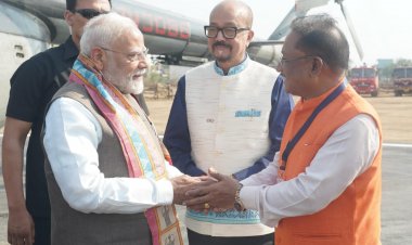 रायपुर : मुख्यमंत्री श्री विष्णुदेव साय ने प्रधानमंत्री श्री नरेंद्र मोदी का हेलीपैड में किया आत्मीय स्वागत