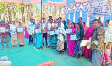 जशपुर: चैत्र प्रतिपदा के अवसर पर ग्राम पंचायत सन्ना के 6 परिवारों ने किया गृह प्रवेश " 10 परिवारों को मिला प्रशस्ति पत्र"नये आशियानों में सजी खुशियों की रंगोली..... पढ़िए पूरी खबर