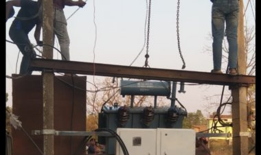 जशपुर:मुख्यमंत्री कैंप कार्यालय की पहल पर रेंगारटोली में लगाया गया नया ट्रांसफार्मर ,बिजली की आपूर्ति  पुनः हुई बहाल, ग्रामवासियों ने मुख्यमंत्री को दिया धन्यवाद