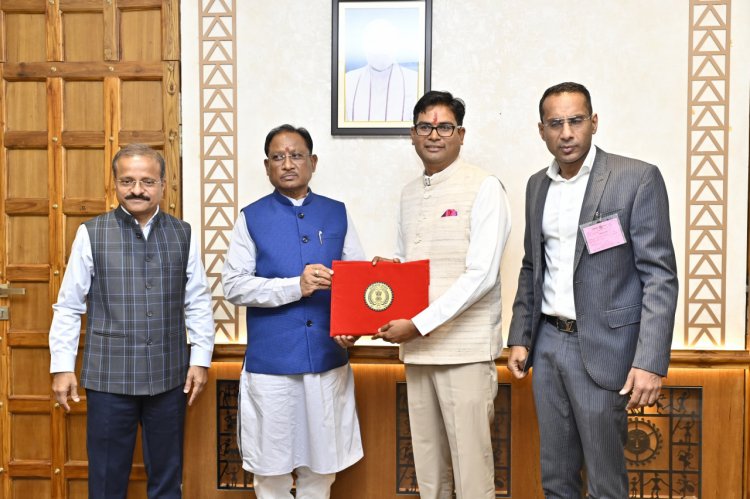 रायपुर : वित्त मंत्री श्री ओपी चौधरी ने किए बजट पर हस्ताक्षर...