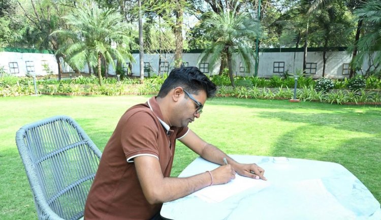 रायपुर : छत्तीसगढ़ में पहली बार हस्तलिखित बजट पेश,छत्तीसगढ़ में पहली बार हस्तलिखित बजट पेश, वित्त मंत्री ओपी चौधरी ने किए हस्ताक्षर 100 पृष्ठों में वित्त मंत्री ने हाथ से लिखा ऐतिहासिक बजट....