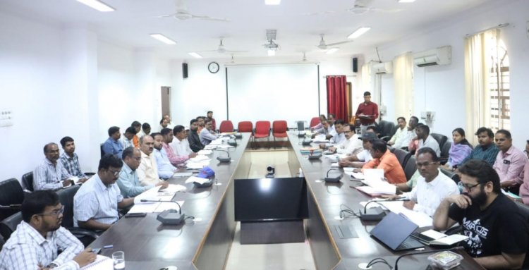 जशपुर : कलेक्टर ने सभी पात्र किसानों का क्रेडिट कार्ड अनिवार्य रूप से बनाने के दिए निर्देश,सभी ग्रामीण कृषि विस्तार अधिकारियों को फील्ड पर जाकर किसानों की समस्या का समाधान करने के भी निर्देश...