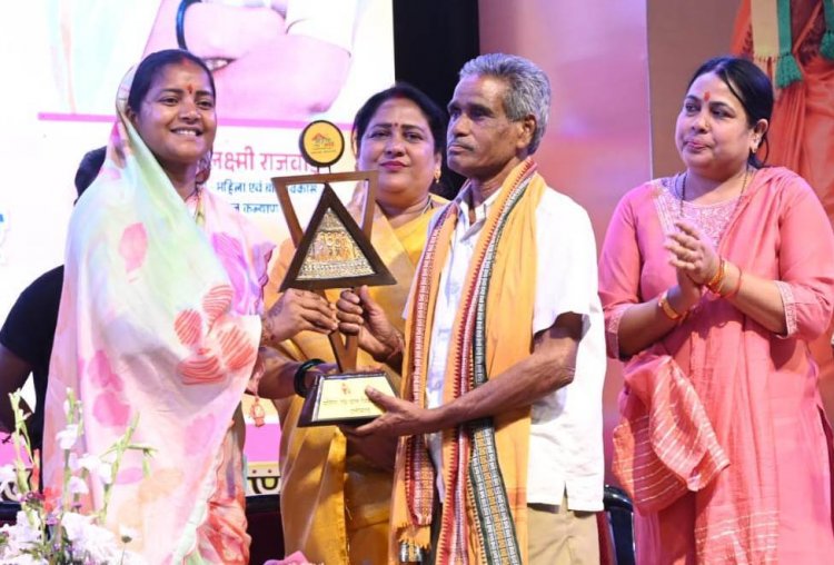 रायपुर:राजधानी रायपुर में महिला मड़ई का शुभारंभ,महिला एवं बाल विकास मंत्री श्रीमती लक्ष्मी राजवाड़े ने स्टॉलों का किया अवलोकन"पद्मश्री जागेश्वर यादव का किया सम्मान... पढ़िए पूरी खबर