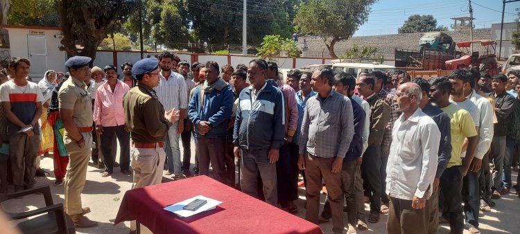 Jashpur Breaking : जशपुर में बाहर से आकर व्यापार करने वाले 92 संदेहियों की जशपुर पुलिस ने की उनके ठिकानों पर सघन जाॅंच,लंबे समय से क्षेत्र में रह रहे लोगों के आधार कार्ड सहित अन्य दस्तावेज की गई बारीकी से जाॅंच ... पढ़िए पूरी खबर