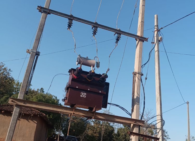 जशपुर:मुख्यमंत्री कैंप कार्यालय की पहल पर ग्राम पंचायत हेटघींचा के मुड़ीझरिया में बदला गया ट्रांसफार्मर