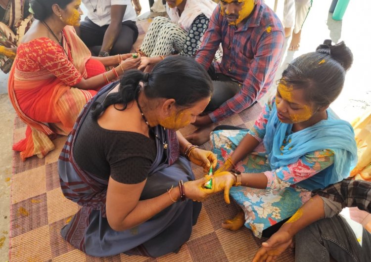 जशपुर:मुख्यमंत्री कन्या विवाह की तैयारी शुरू 17 परियोजनाओं में मंगल ध्वनि के साथ कन्याओं का हल्दी, मेहंदी और संगीत का  किया जा रहा कार्यक्रम