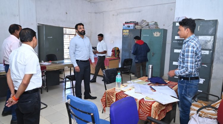 जशपुर:अपने दिन के काम खत्म कर रात्रि को गांव के विकास के लिए कलेक्टर संग लोगों ने लगाई चौपाल,बच्चों संग कलेक्टर एवं ग्रामीणों ने टेलीस्कोप से अंतरिक्ष को निहारा