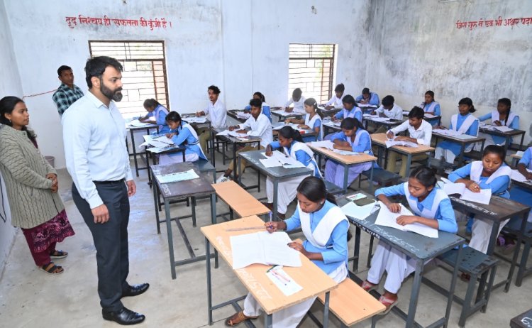 जशपुर:कलेक्टर ने प्राथमिक स्वास्थ्य केंद्र और  स्कूल बोर्ड परीक्षा केन्द्र का किया औचक निरीक्षण"स्वास्थ्य केंद्र की नियमित सफाई और मरीजों का बेहतर ईलाज करने के निर्देश दिए