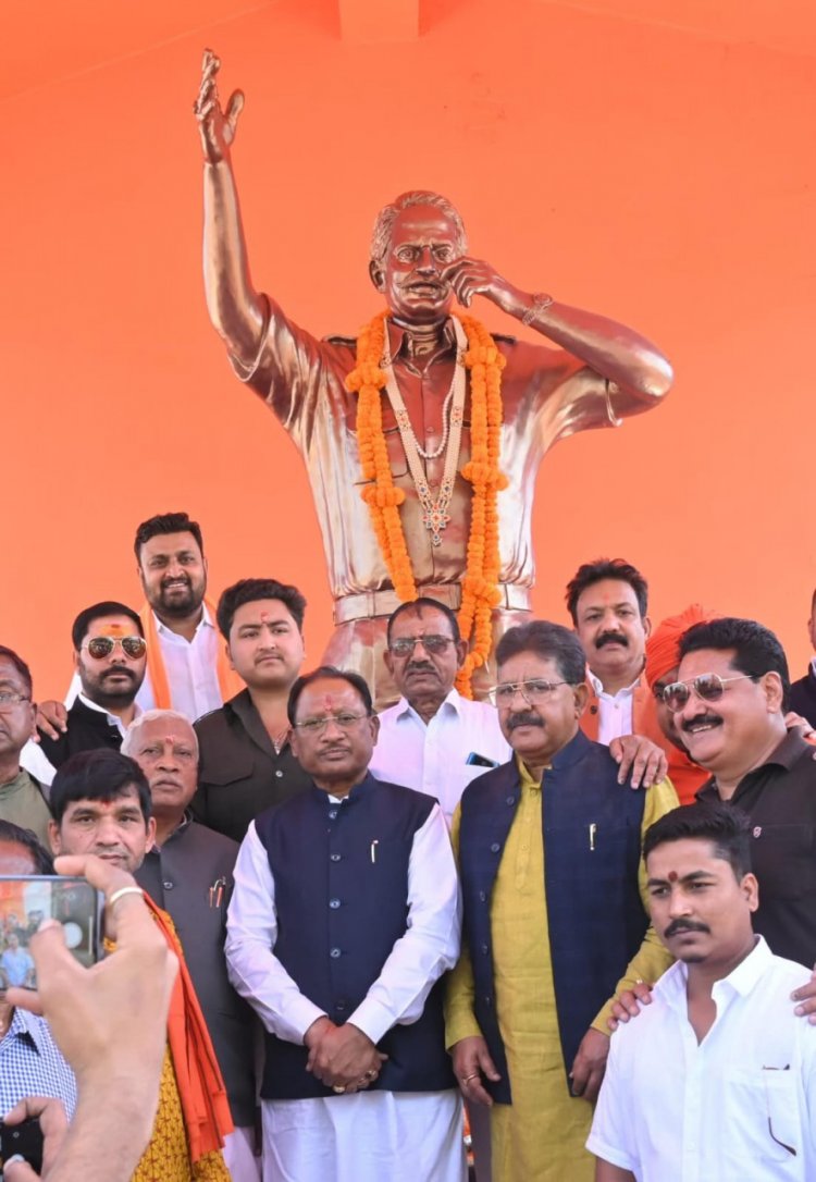 रायपुर : मुख्यमंत्री श्री विष्णु देव साय ने कुनकुरी में स्व. कुमार दिलीप सिंह जूदेव की प्रतिमा  पर माल्यार्पण कर किया नमन