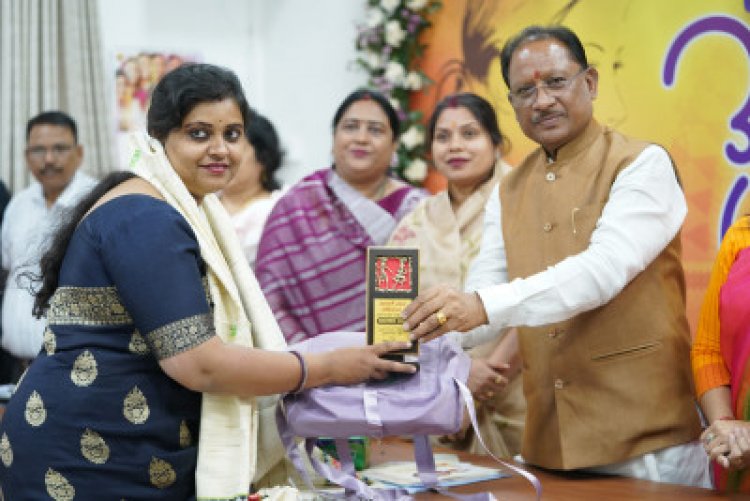 रायपुर : मुख्यमंत्री विष्णुदेव साय ने महिला दिवस पर महतारी वंदन अभिनंदन कार्यक्रम में जनसंपर्क विभाग की महिला अधिकारियों को किया सम्मानित