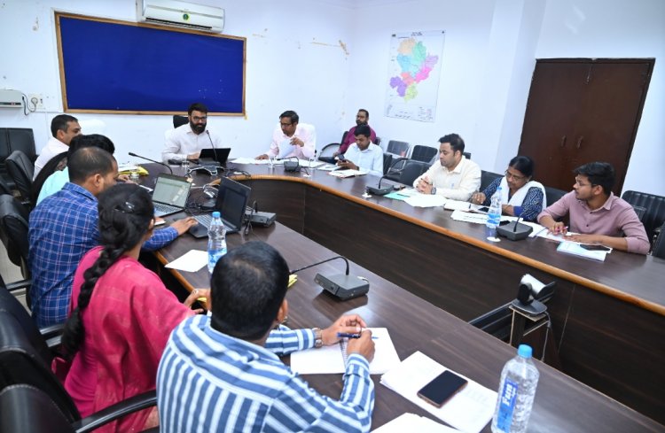 जशपुर:राजस्व न्यायालयों का नियमित रूप से करें निरीक्षण - कलेक्टर कलेक्टर ने समस्त राजस्व अधिकारियों की ली समीक्षा बैठक