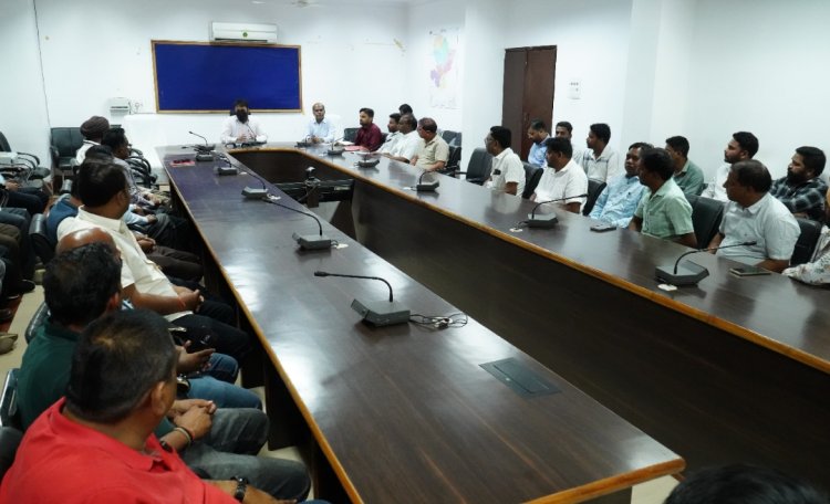 जशपुर सहित संलग्न जिलों के बस संचालक एवं खदान संचालकों से कलेक्टर ने की चर्चा बड़ी संख्या में श्रदालुओं के आगमन को देखते हुए सुरक्षा व्यवस्था करने के कलेक्टर ने दिए निर्देश