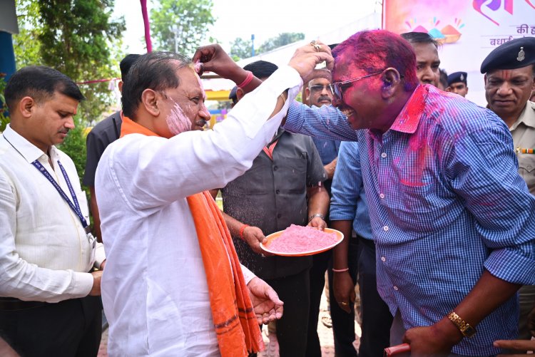 मुख्यमंत्री ने सभी को होली की दी शुभकामनाएं  सरल सहज मुख्यमंत्री से मिलने पहुंचे लोगों और होली की दी शुभकामनाएं