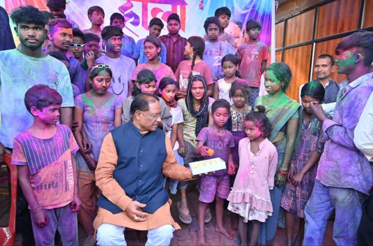 रायपुर : बगिया में बच्चों संग मुख्यमंत्री ने मनाई रंगों की होली