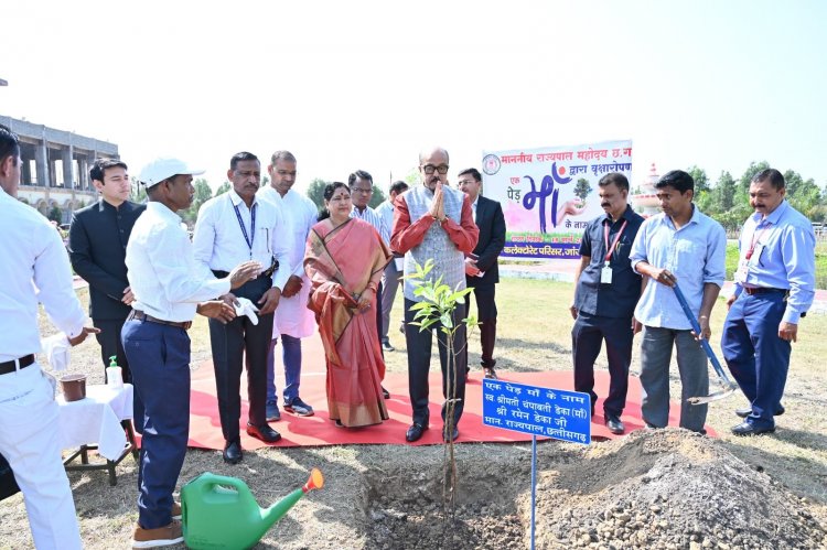 जांजगीर: राज्यपाल श्री रमेन डेका ने कलेक्टोरेट परिसर में एक पेड़ माँ के नाम अभियान के तहत लगाया रूद्राक्ष का पौधा