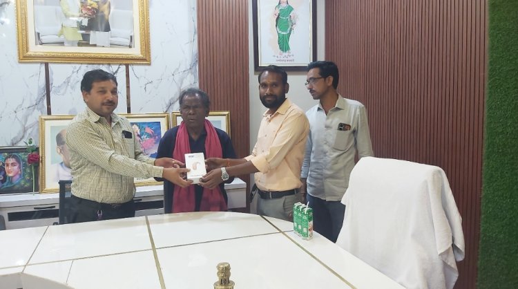 जशपुर:मुख्यमंत्री कैंप कार्यालय में श्रवण दोष से पीड़ित नकुल को प्रदान किया गया श्रवण यंत्र ,खुशी जाहिर करते मुख्यमंत्री श्री विष्णु देव साय को दिया धन्यवाद...