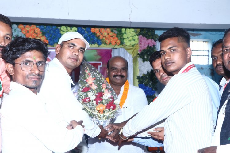 होली मिलन व सम्मान समारोह कार्यक्रम हुआ सम्पन्न"नवनिर्वाचित जनप्रतिनिधियों कों मोमेंटो व श्री फल देकर किया सम्मानित