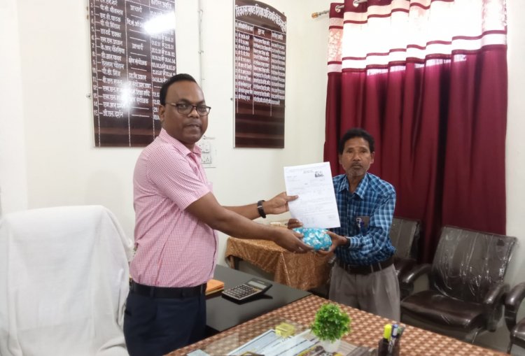 जशपुर:करण साय पैंकरा को सेवानिवृत्त होने पर दी गई विदाई