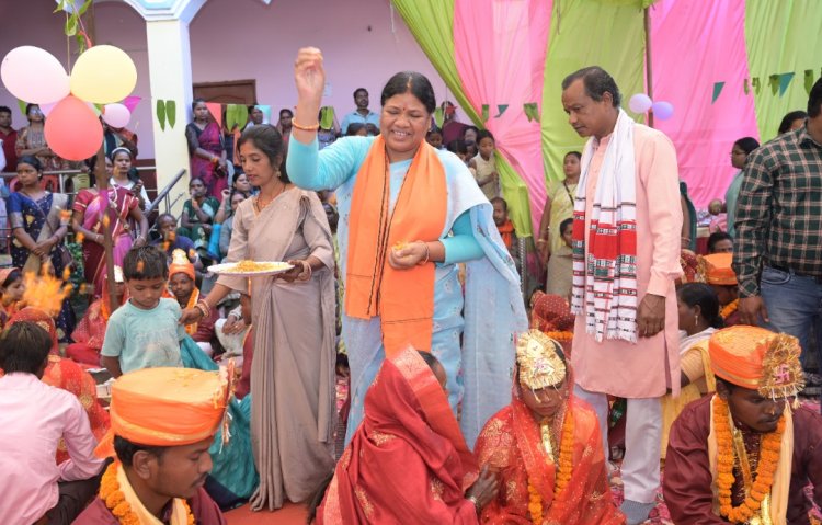 जशपुर:मुख्यमंत्री कन्या विवाह योजनांतर्गत परिणय सूत्र में बंधे 14 जोड़े,विधायक श्रीमती रायमुनी भगत ने नवविवाहित दंपत्तियों को दिया आशीर्वाद विधायक ने द्वारचार कर किया बारात का स्वागत एवं प्रदान की उपहार राशि...