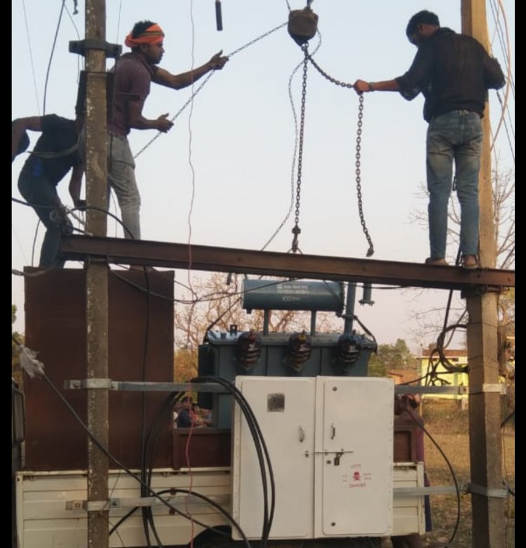 जशपुर:मुख्यमंत्री कैंप कार्यालय की पहल पर रेंगारटोली में लगाया गया नया ट्रांसफार्मर ,बिजली की आपूर्ति  पुनः हुई बहाल, ग्रामवासियों ने मुख्यमंत्री को दिया धन्यवाद