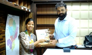 जशपुर:कलेक्टर श्री व्यास से नेशनल गेम में सिल्वर मेडल विजेता वंदना मिंज ने की सौजन्य मुलाकात कलेक्टर ने उनकी उपलब्धि की सराहना की, दी उज्जवल भविष्य की शुभकामनाएं