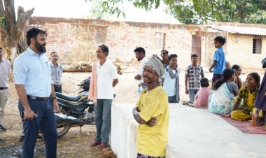 जशपुर:कलेक्टर और जिला पंचायत सीईओ विशेष पिछड़ी जनजाति पहाड़ी कोरवा बस्ती छतौरी पहुंचे, परिजनों से मुलाकात करके पानी, बिजली , बच्चों की शैक्षणिक गतिविधियों और स्वास्थ्य सुविधाओं की ली जानकारी