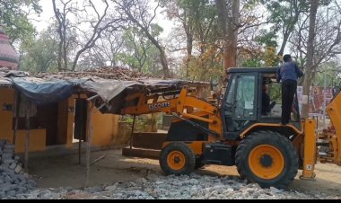 जिला मुख्यालय में अतिक्रमण हटाने बुलडोजर कार्रवाई,नेशनल हाइवे 130 C से लगभग  20 अतिक्रमण हटाये गये ...