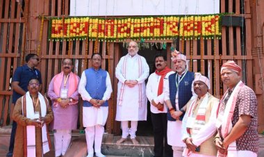 केन्द्रीय गृह मंत्री श्री अमित शाह ने मुख्यमंत्री श्री विष्णुदेव साय के साथ मां दंतेश्वरी की पूजा-अर्चना की