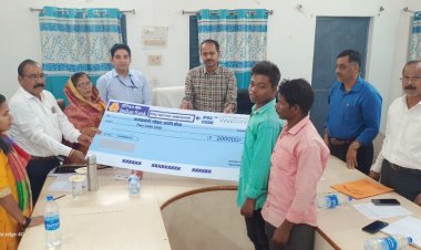 जशपुर:जीवन ज्योति बीमा योजना के तहत परिजनों को मिला बीमा क्लेम की राशि का चेक