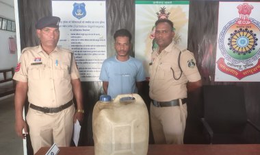 शिवरीनारायण पुलिस द्वारा अवैध कच्ची महुआ शराब बिक्री करने वाले के विरुद्ध कार्यवाही करते हुए 01 आरोपी को किया गिरफ्तार ।