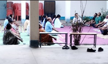 जशपुर:करडेगा बालक छात्रावास में कलेक्टर ने बच्चों के साथ रात्रि में रहकर किया भोजन ,जानी शैक्षणिक गतिविधियां सुबह ग्रामवासियों के साथ किया गया योगाभ्यास...