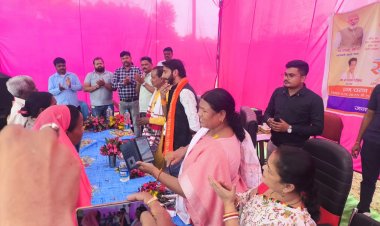 जशपुर:मोर दुआर साय सरकार महाभियान का ग्राम पंचायत खेड़ार में विधायक ने की शुभारंभ"पूर्ण करने वाले 2 हितग्राहियों को किया गया पुरस्कृत..... पढ़िए पूरी खबर