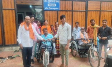 मिला सहारा, जिंदगी की राह हुई आसान मुख्यमंत्री कैंप कार्यालय में विलियम, राजकुमार, नरेन्द्र को मिला ई रिक्शा मुख्यमंत्री श्री विष्णुदेव साय को दिया धन्यवाद