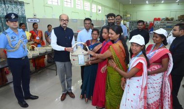 राज्यपाल ने मंथन खाद्य उत्पाद प्रसंस्करण प्रयोगशाला एवं पैकेजिंग केंद्र का किया अवलोकन"स्वसहायता समूहों की महिलाओं से उत्पादित सामग्रियों एवं अर्जित आय के संबंध में की चर्चा