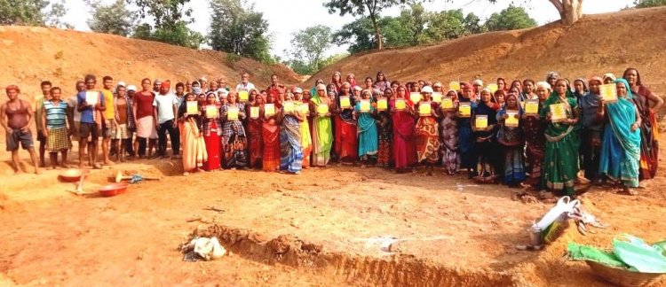 जांजगीर: मनरेगा के श्रमिकों को अब मिलेगी 261 रुपए मजदूरी"केंद्र सरकार ने छत्तीसगढ़ के मनरेगा श्रमिकों की मजदूरी में 18 रुपए की वृद्धि