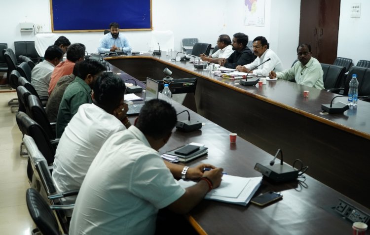 कलेक्टर श्री व्यास ने निर्माण एजेंसियों की ली समीक्षा बैठक ,मुख्यमंत्री द्वारा घोषित विकास कार्यों को प्राथमिकता से पूर्ण करने के दिए निर्देश,नगरीय क्षेत्र में संचालित विकास कार्यों की भी समीक्षा की