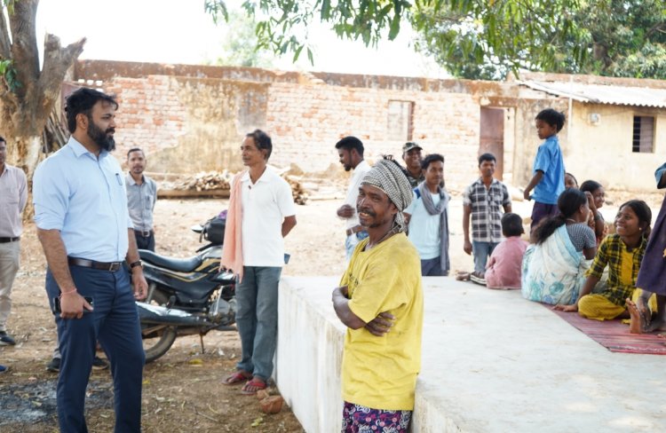 जशपुर:कलेक्टर और जिला पंचायत सीईओ विशेष पिछड़ी जनजाति पहाड़ी कोरवा बस्ती छतौरी पहुंचे, परिजनों से मुलाकात करके पानी, बिजली , बच्चों की शैक्षणिक गतिविधियों और स्वास्थ्य सुविधाओं की ली जानकारी