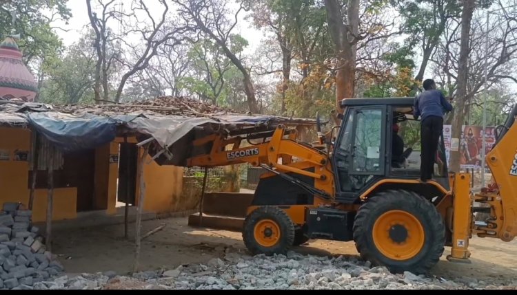 जिला मुख्यालय में अतिक्रमण हटाने बुलडोजर कार्रवाई,नेशनल हाइवे 130 C से लगभग  20 अतिक्रमण हटाये गये ...