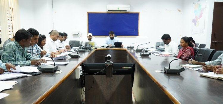 जशपुर:कलेक्टर ने प्रधानमंत्री आवास योजना के तहत स्वीकृत मकान निर्माण के कार्य को जून तक पूरा करने के दिए निर्देश