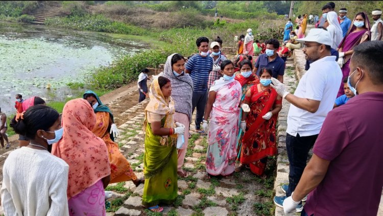 जशपुर:जल जागृति अभियान अंतर्गत लोदाम में तालाब साफ करने लोगों ने किया श्रमदान, सीईओ जिला पंचायत सहित स्थानीय जनप्रतिनिधियों, ग्रामीणों, स्कूली बच्चों ने किया श्रमदान
