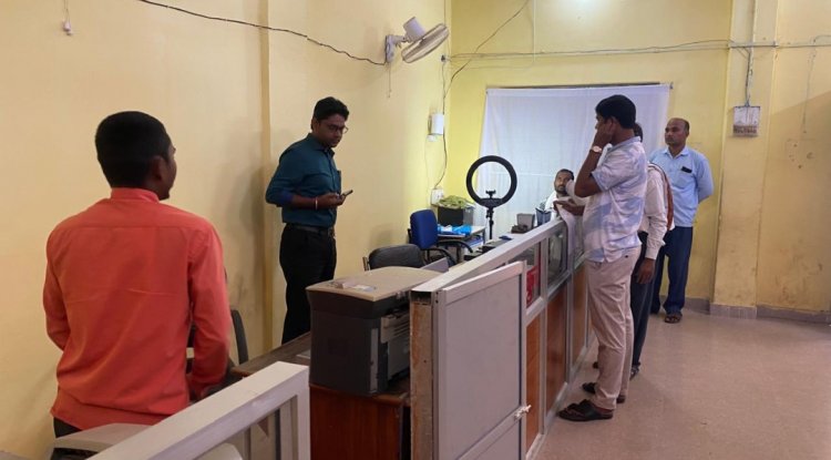 जशपुर:सूचना प्रौद्योगिकी विभाग के ई जिला प्रबंधक श्री निलाकर बासु ने कुनकुरी तहसील कार्यालय के आधार केंद्र और लोक सेवा केन्द्र का किया निरीक्षण