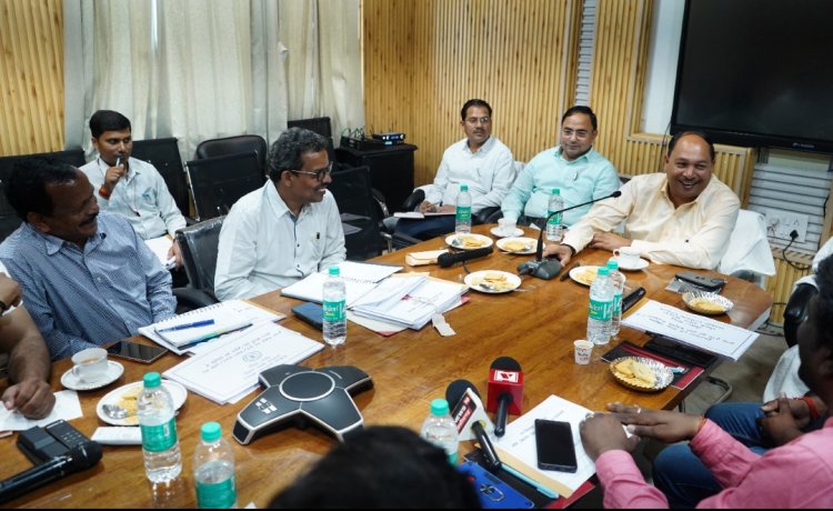 सड़क निर्माण कार्य के गुणवत्ता में किसी भी प्रकार का नहीं किया जाएगा समझौता - प्रमुख अभियंता विजय कुमार भतपहरी, प्राथमिकता से लोगों को अच्छी सड़क की सुविधा देना है