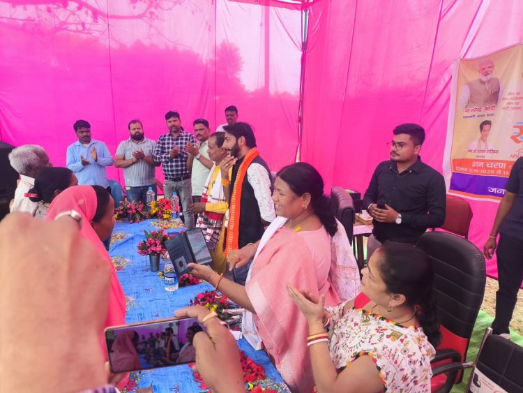जशपुर:मोर दुआर साय सरकार महाभियान का ग्राम पंचायत खेड़ार में विधायक ने की शुभारंभ"पूर्ण करने वाले 2 हितग्राहियों को किया गया पुरस्कृत..... पढ़िए पूरी खबर