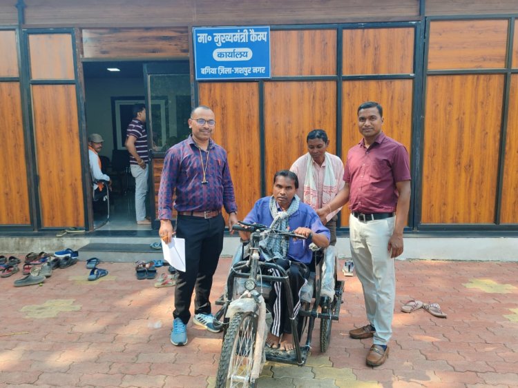 मिला सहारा, जिंदगी की राह हुई आसान"मुख्यमंत्री कैंप कार्यालय में विलियम, राजकुमार, नरेन्द्र को मिला ई रिक्शा"मुख्यमंत्री श्री विष्णुदेव साय को दिया धन्यवाद...।
