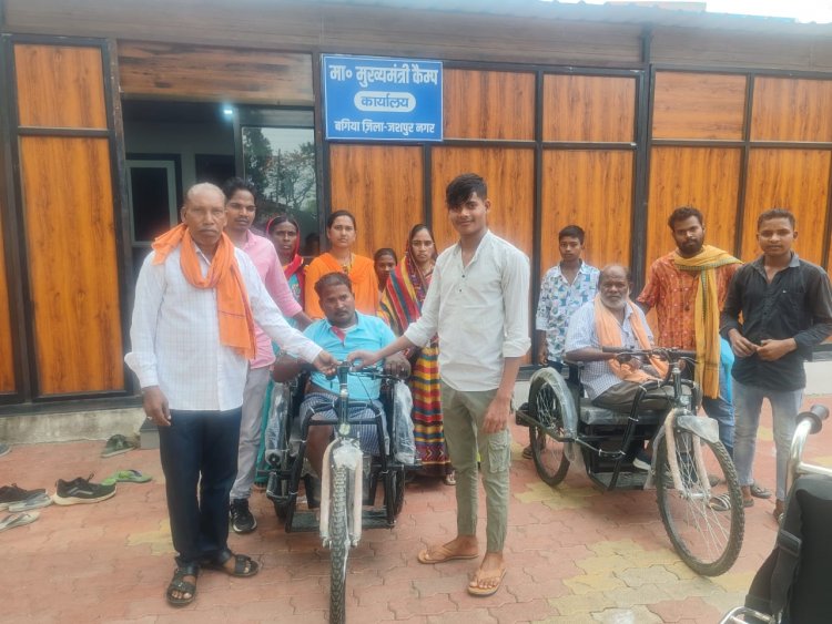 मिला सहारा, जिंदगी की राह हुई आसान मुख्यमंत्री कैंप कार्यालय में विलियम, राजकुमार, नरेन्द्र को मिला ई रिक्शा मुख्यमंत्री श्री विष्णुदेव साय को दिया धन्यवाद