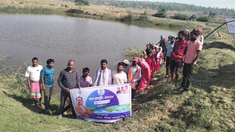 जल जागृति अभियान: जिले में श्रमदान से की जा रही तालाबों की सफाई"पंडरापाठ पंचायत में भी हुआ जल जागृति अभियान का आयोजन"स्वच्छता का संदेश देकर जल जागृति की दिलायी गयी शपथ...