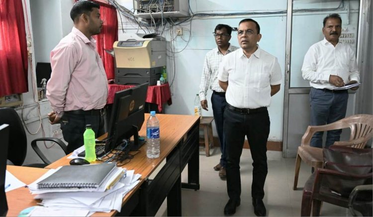 नवपदस्थ कलेक्टर श्री जन्मेजय महोबे ने कलेक्टोरेट कार्यालय का किया निरीक्षण