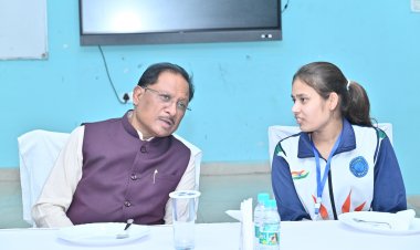 मुख्यमंत्री ने आकांक्षा विद्यालय में नीट जेईई कोचिंग के विद्यार्थियों से किया संवाद"मुख्यमंत्री ने कोचिंग के विद्यार्थियों के साथ किया भोजन