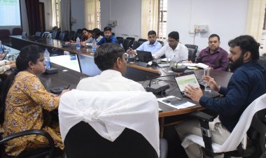 कलेक्टर ने राजस्व अधिकारियों को लंबित प्रकरणों का निराकरण गंभीरता से करने के दिए निर्देश